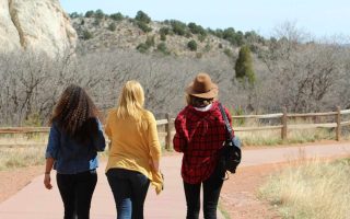 Quelles sont les étapes pour préparer un voyage entre amis ?